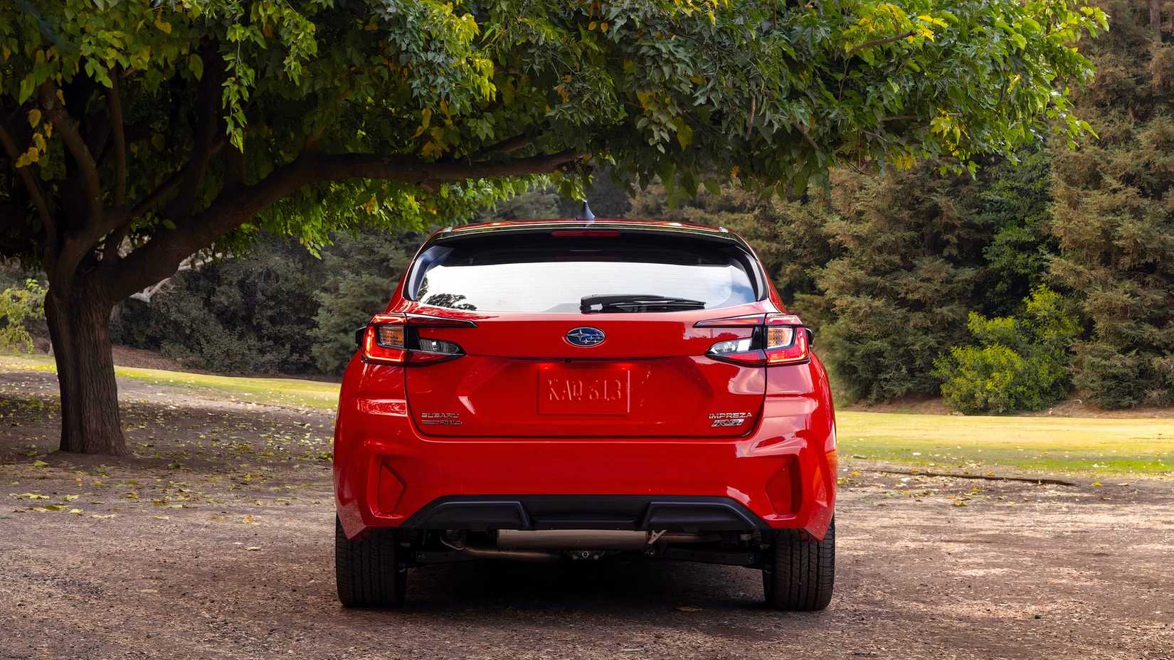 foto traseira de um Subaru Impreza Hatchback 2026 vermelho estacionado fora da estrada
