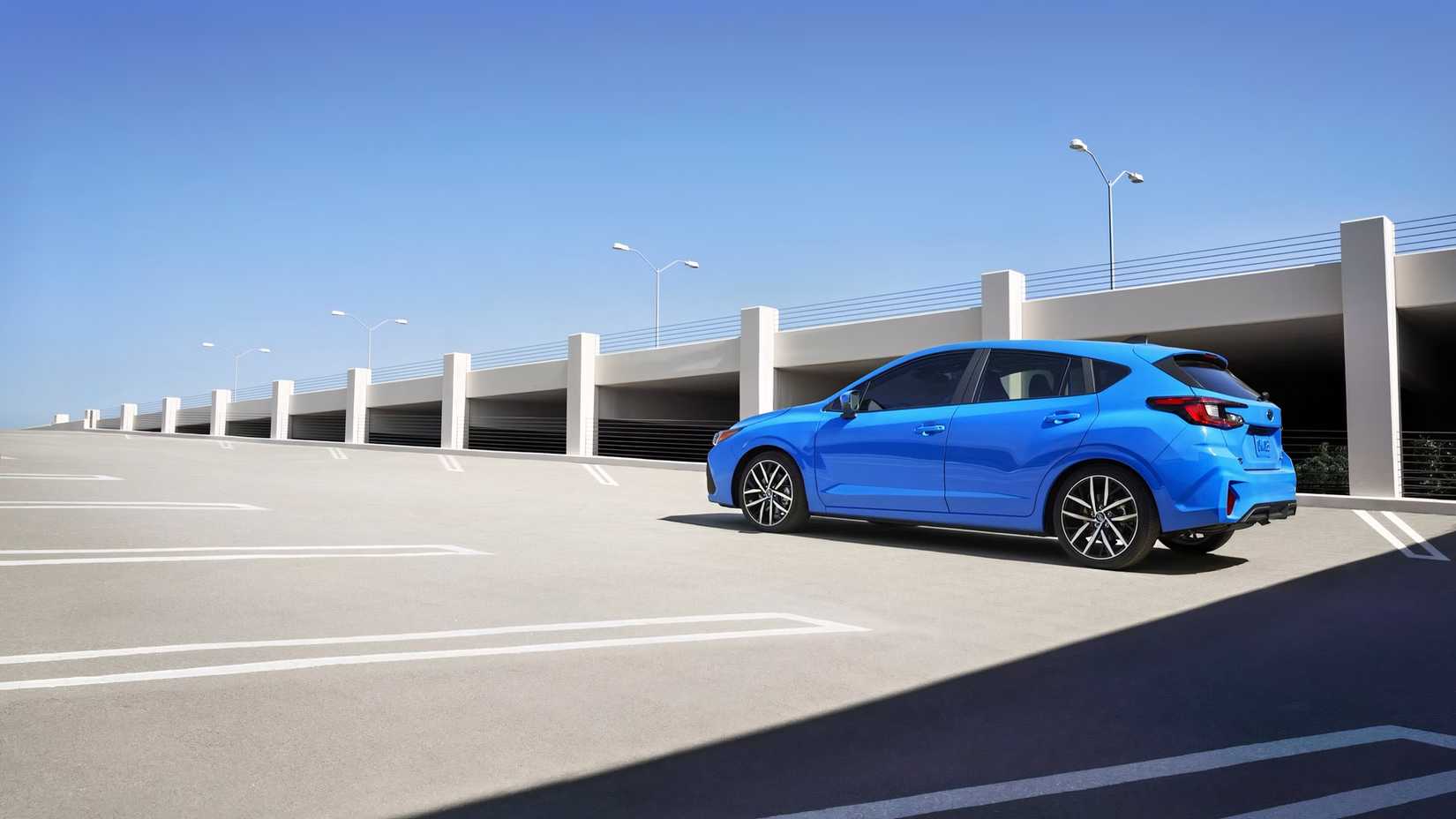 Foto traseira de um Subaru Impreza Hatchback Azul 2026 dirigindo em uma garagem