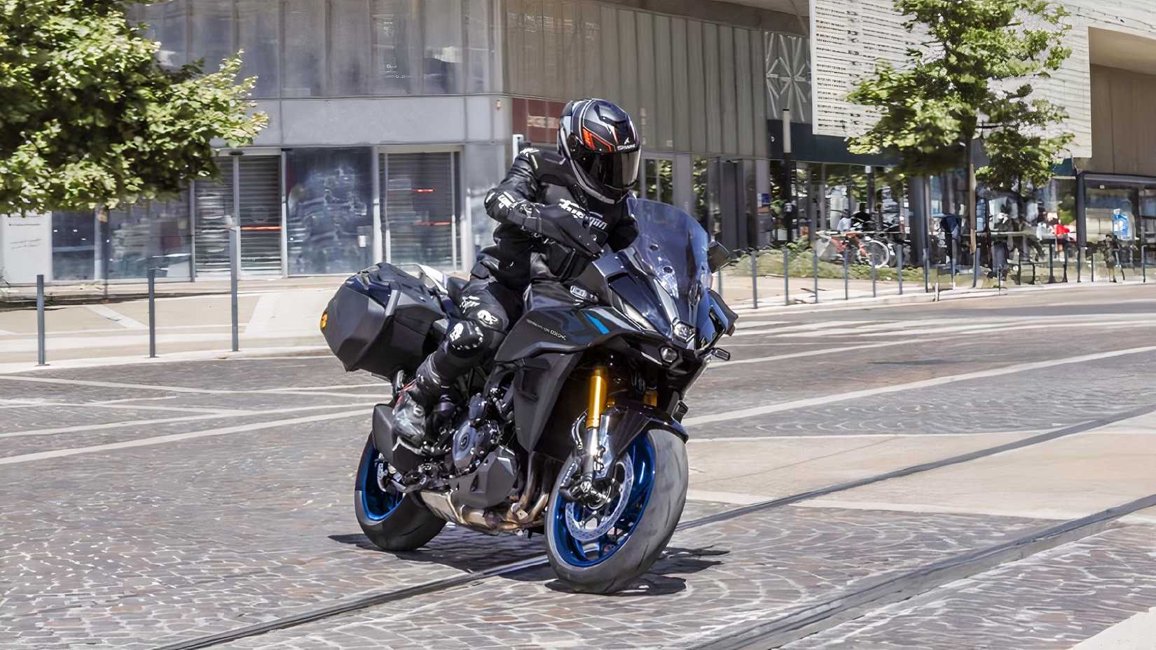 Piloto navegando pelas ruas da cidade em uma GSX-S1000GX+
