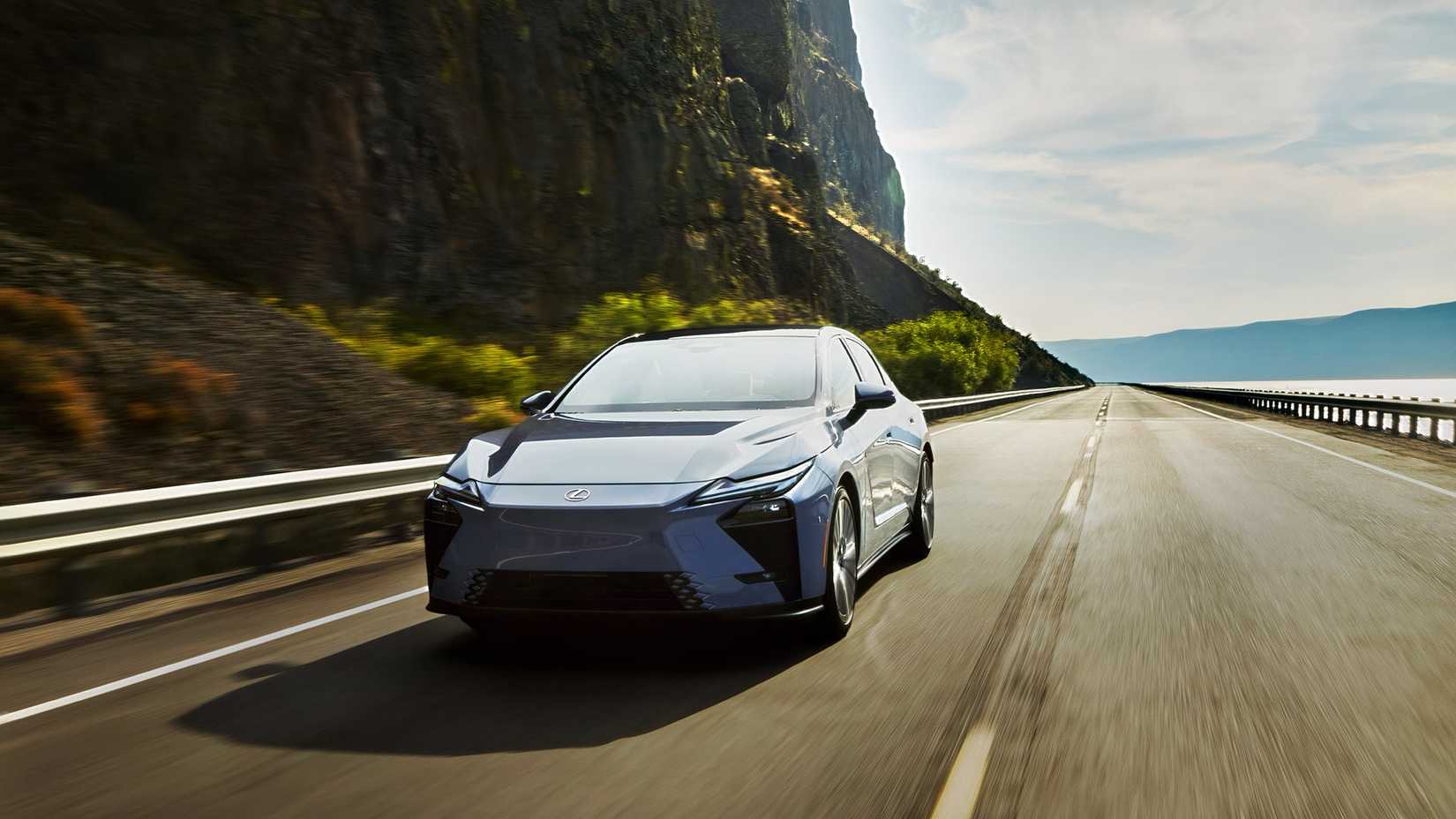 2026 Lexus ES 350e front 3/4