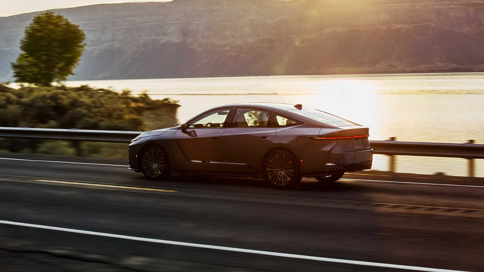 2026 Lexus ES 350e rear 3/4