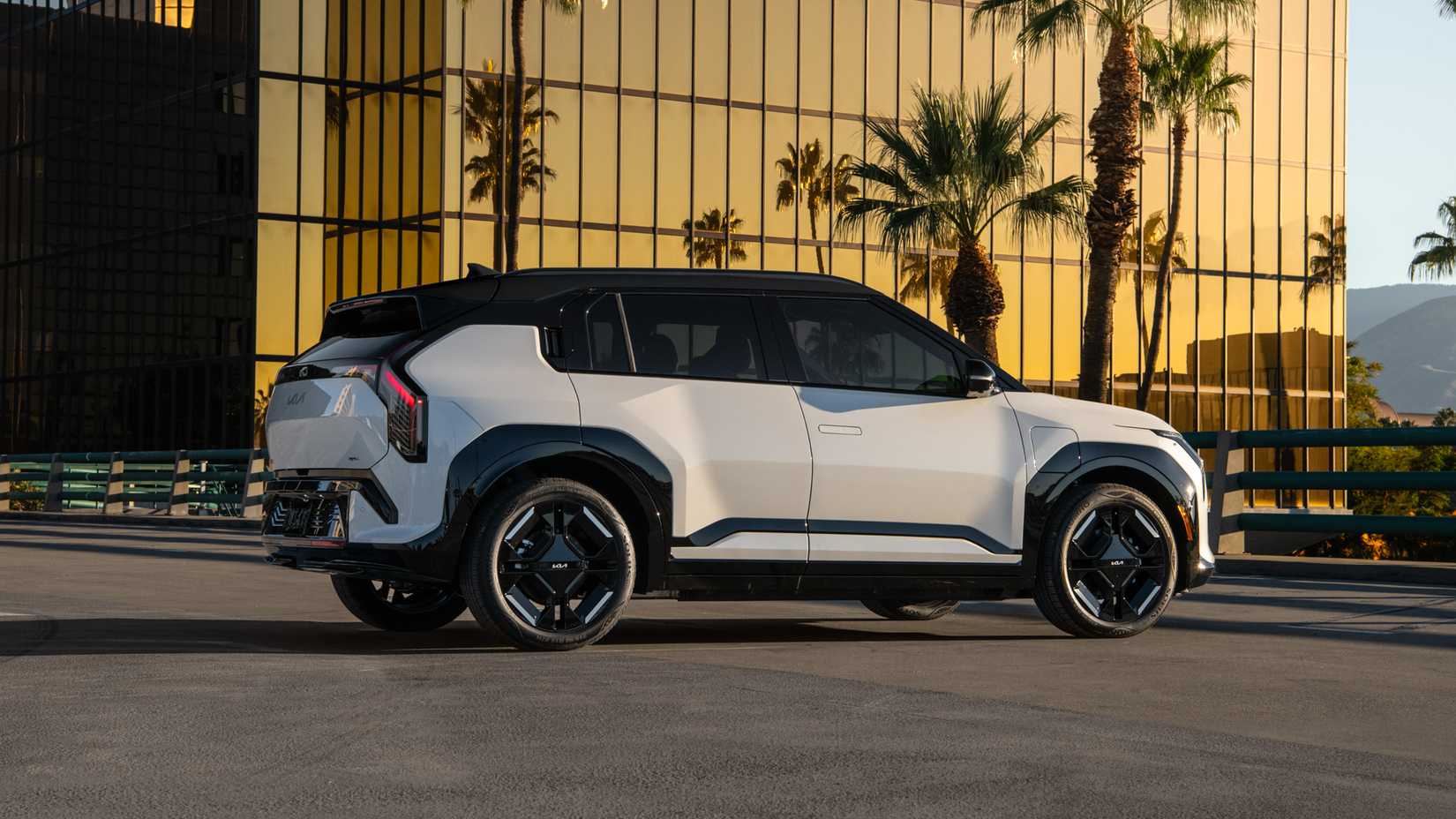 2027Kia EV3-30