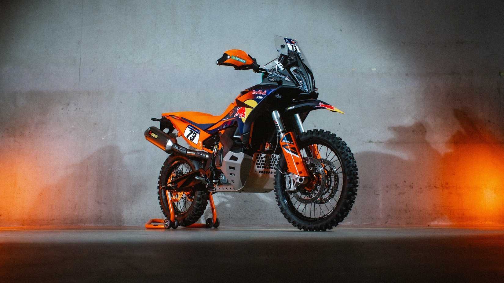 Uma cena cinematográfica da KTM 890 Adventure R Rally10 2027