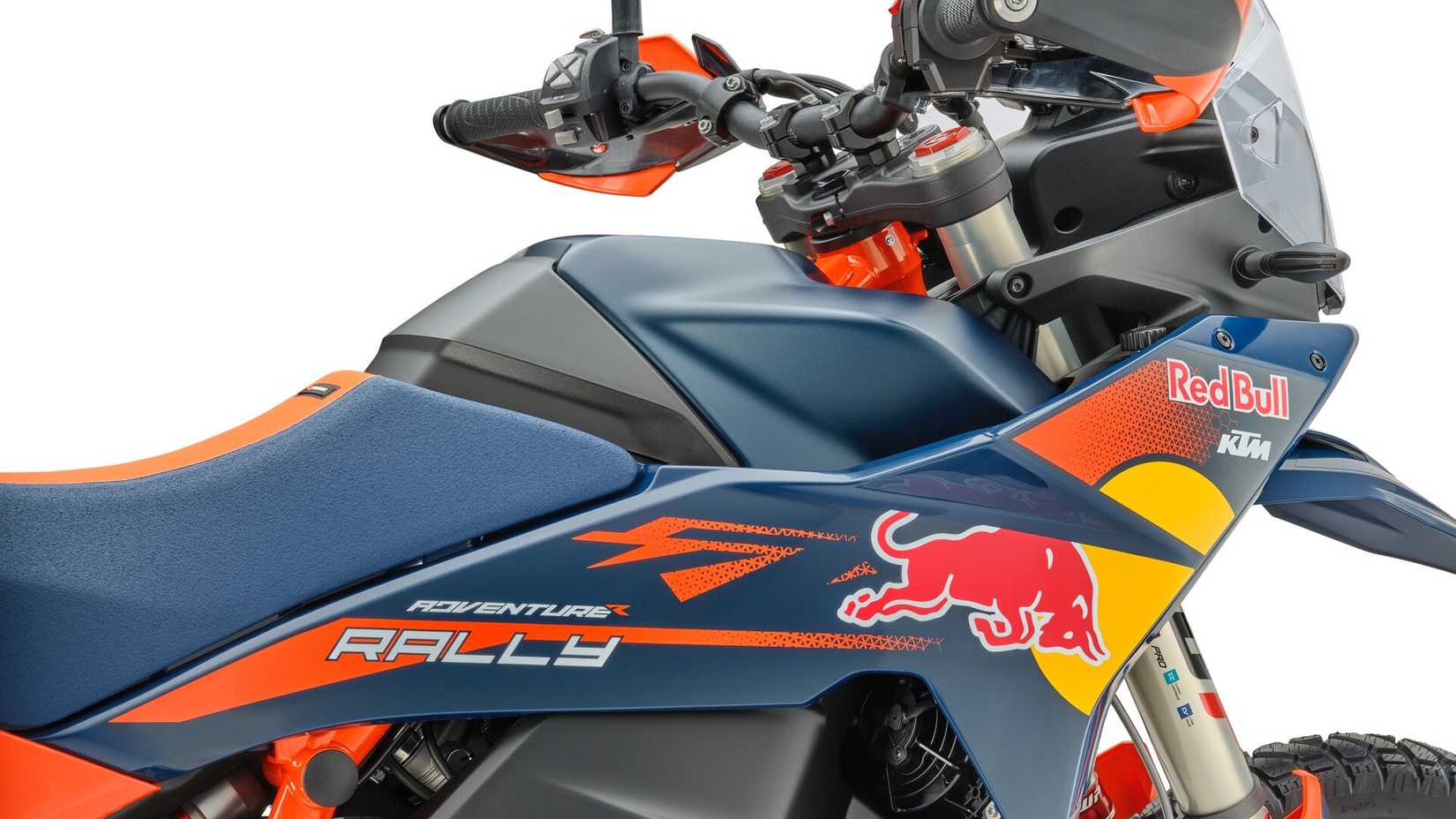 Um close da carenagem e do tanque de combustível da KTM 890 Adventure R Rally 2027