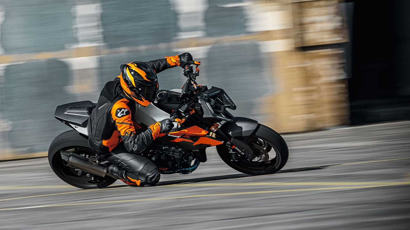 Piloto fazendo curvas em uma KTM 990 Duke 2027