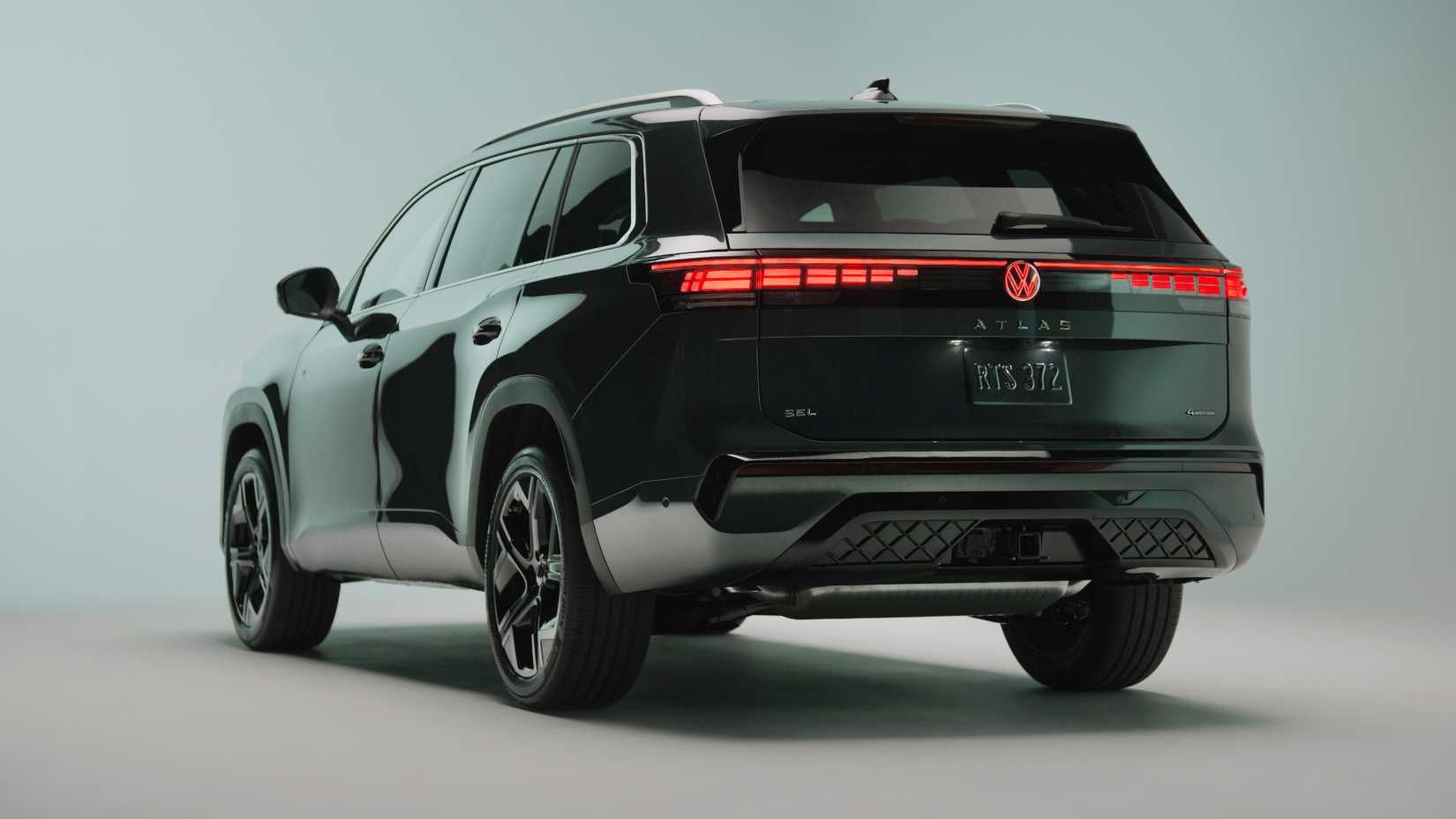 Uma imagem de estúdio do Volkswagen Atlas 2027 vista traseira esquerda