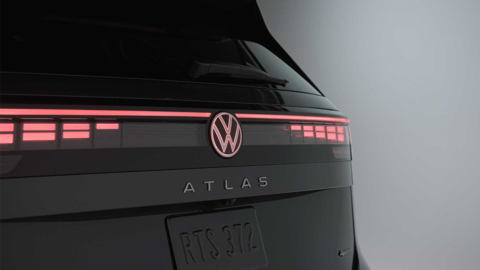 Uma imagem de estúdio das lanternas traseiras do Volkswagen Atlas 2027 em detalhes