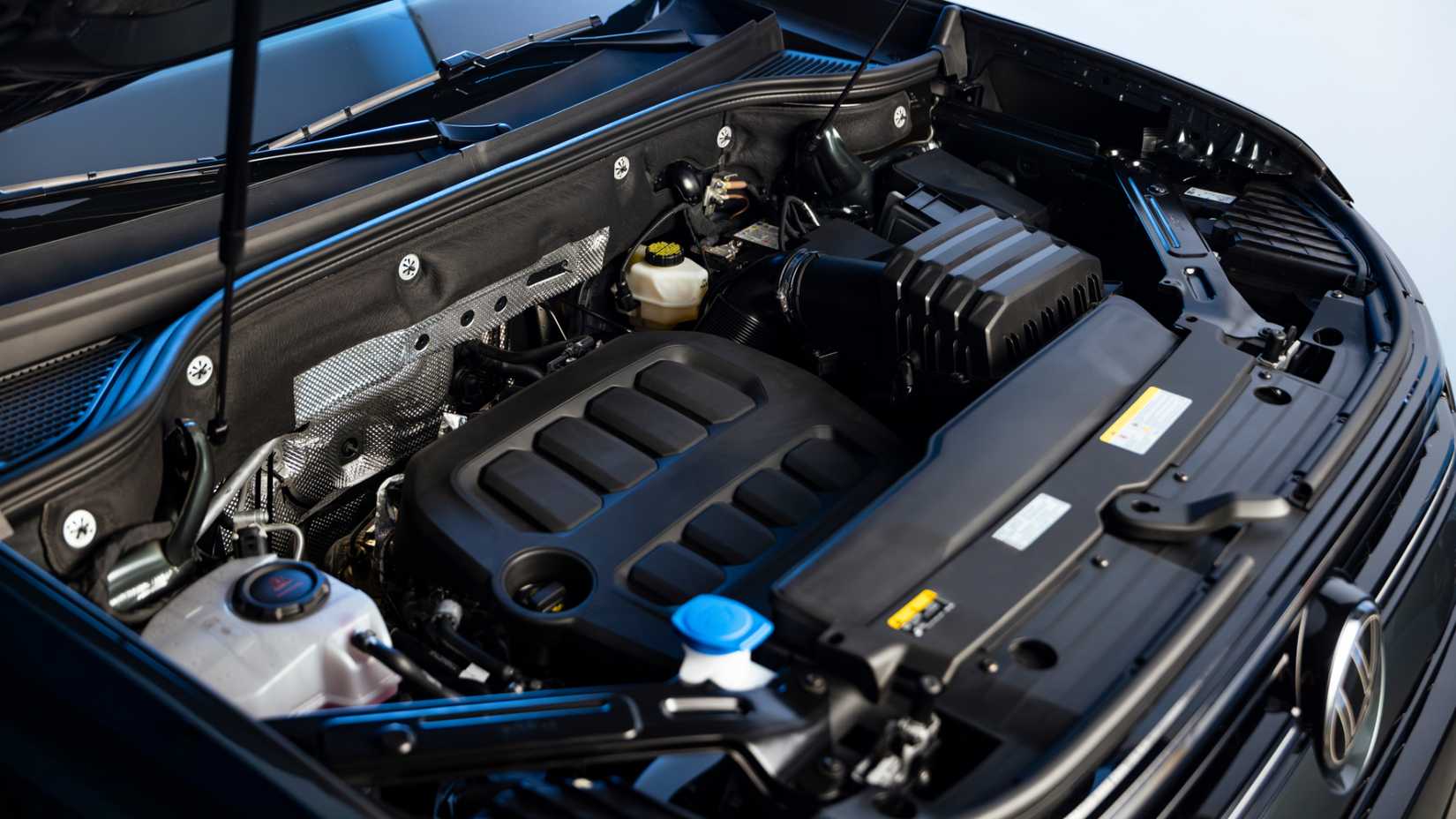 Uma imagem de estúdio do compartimento do motor do Volkswagen Atlas 2027