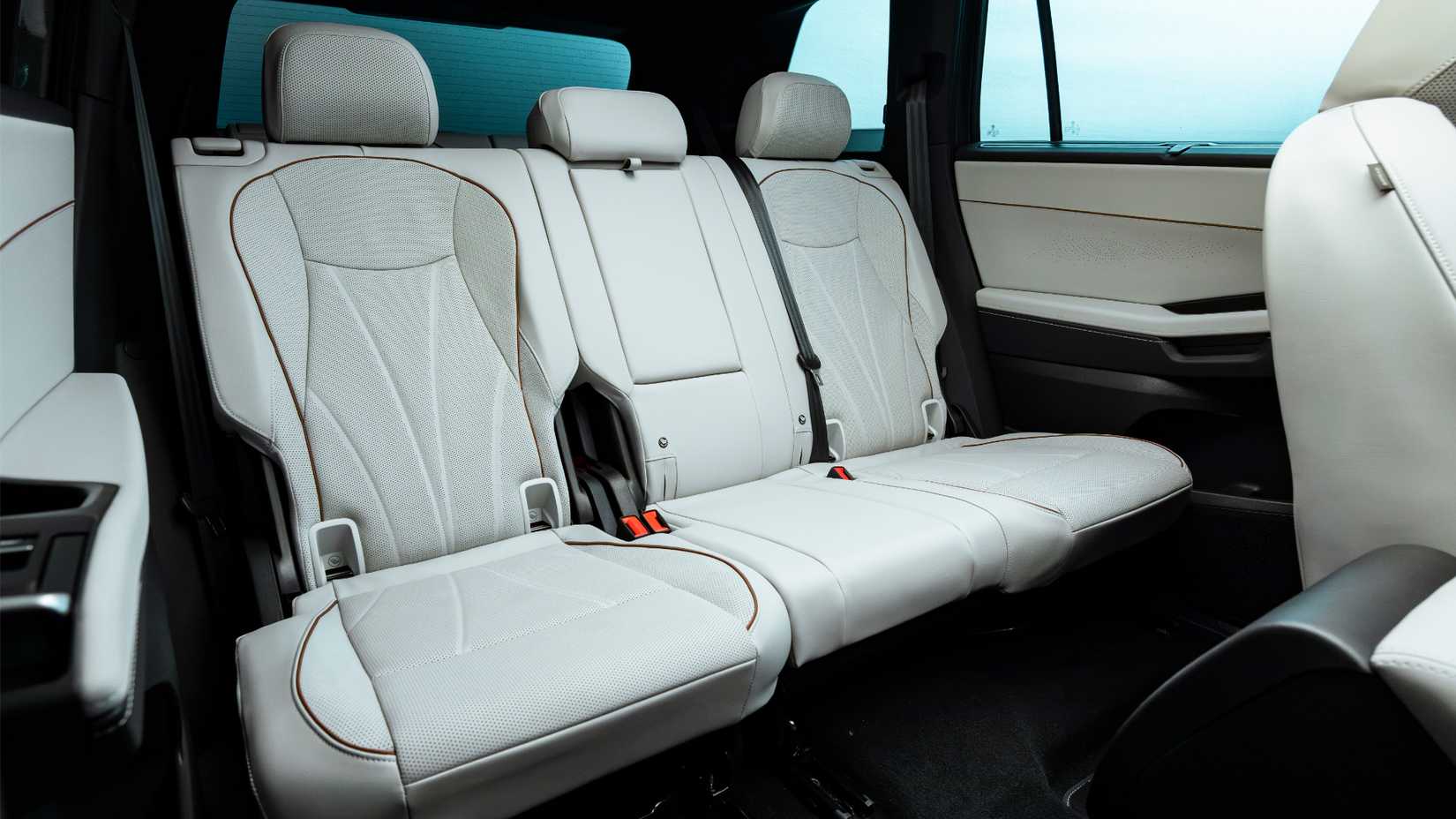 Uma foto do interior da segunda fila do Volkswagen Atlas 2027