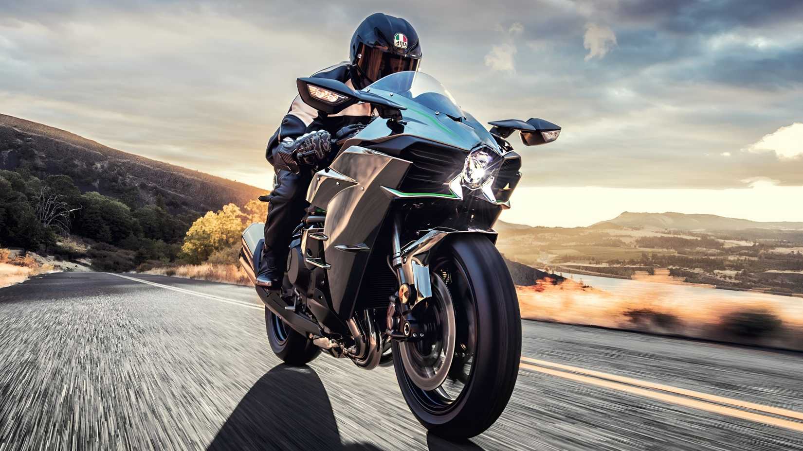 2026 Kawasaki Ninja H2 acelerando forte na rodovia