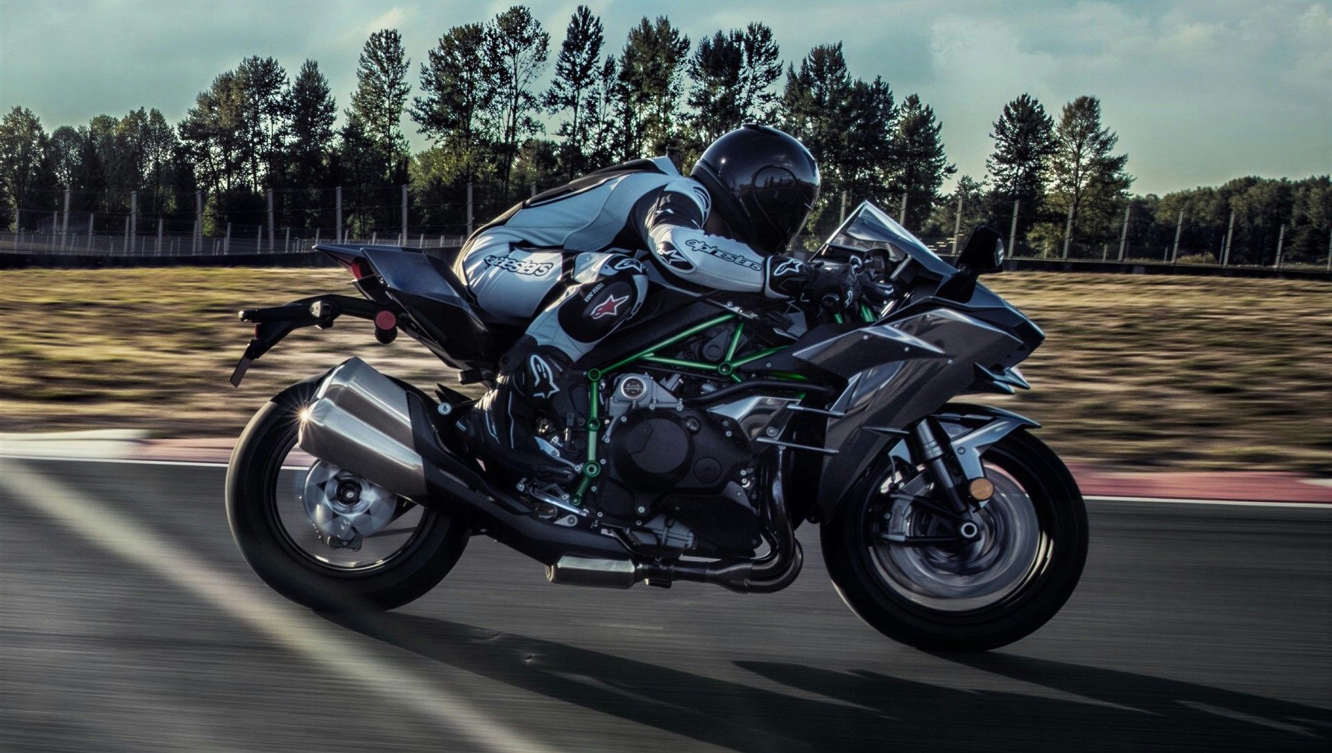 明日の神話 The Performance Bike That Defines Kawasaki's Philosophy