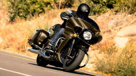 2026 Kawasaki Vulcan 1700 Vaquero bagger encurralando vista frontal do terceiro quarto