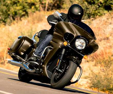 2026 Kawasaki Vulcan 1700 Vaquero bagger encurralando vista frontal do terceiro quarto