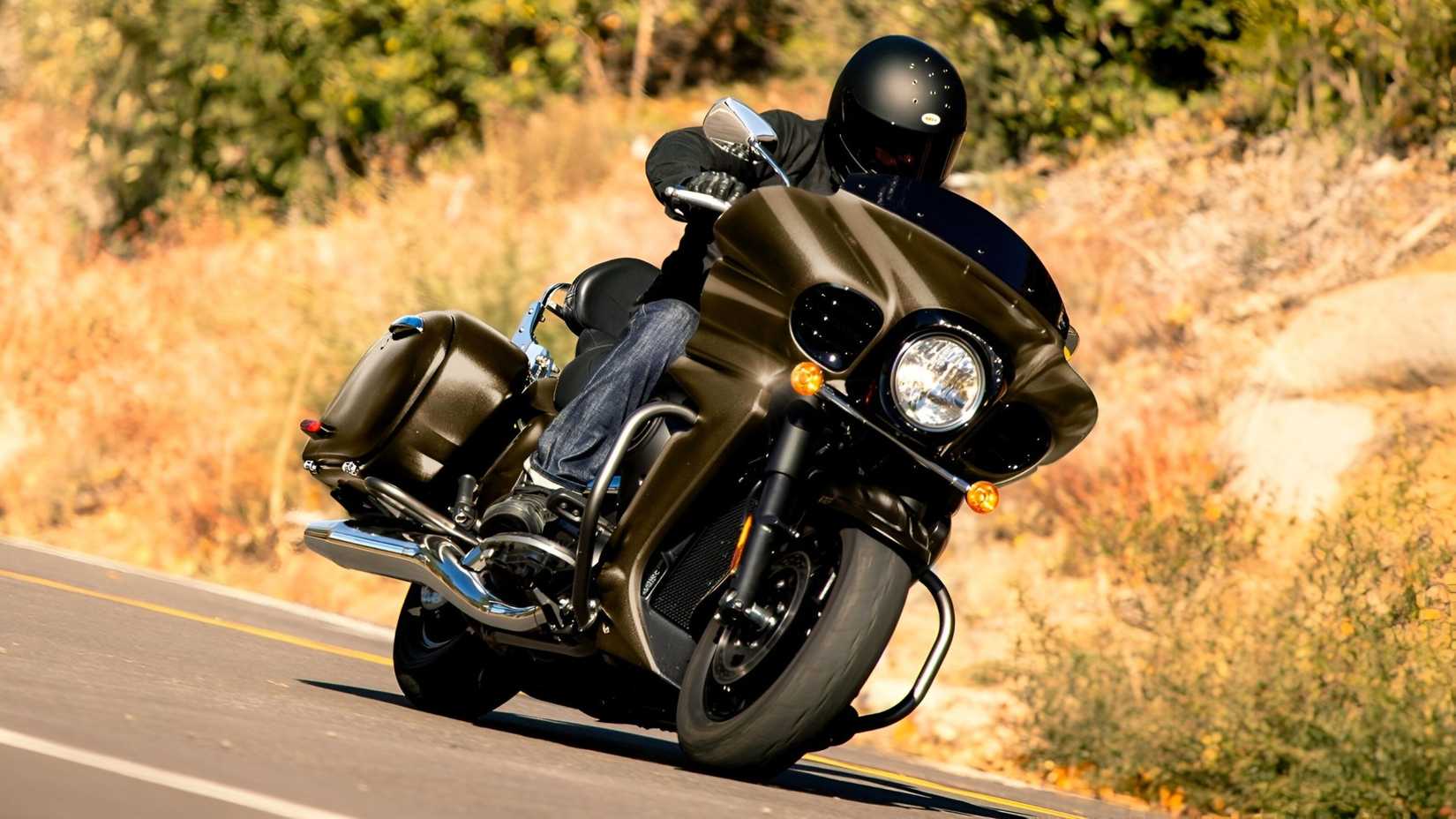 2026 Kawasaki Vulcan 1700 Vaquero bagger encurralando vista frontal do terceiro quarto