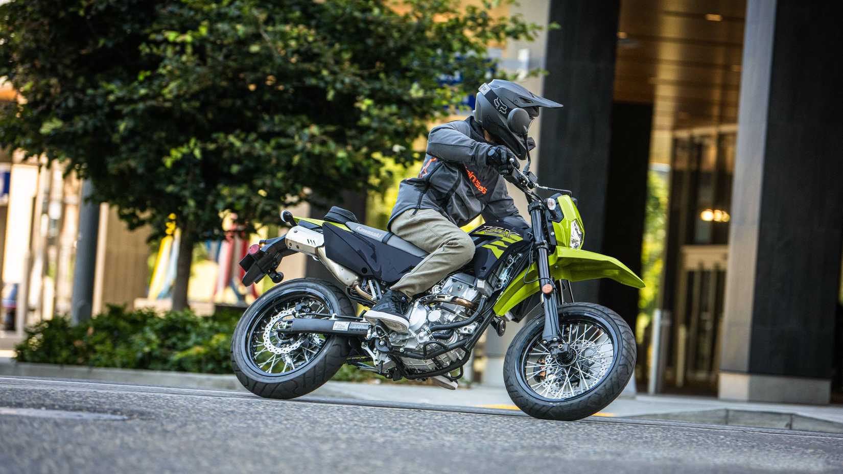 Verde Preto 2026 Kawasaki KLX300SM andando na cidade