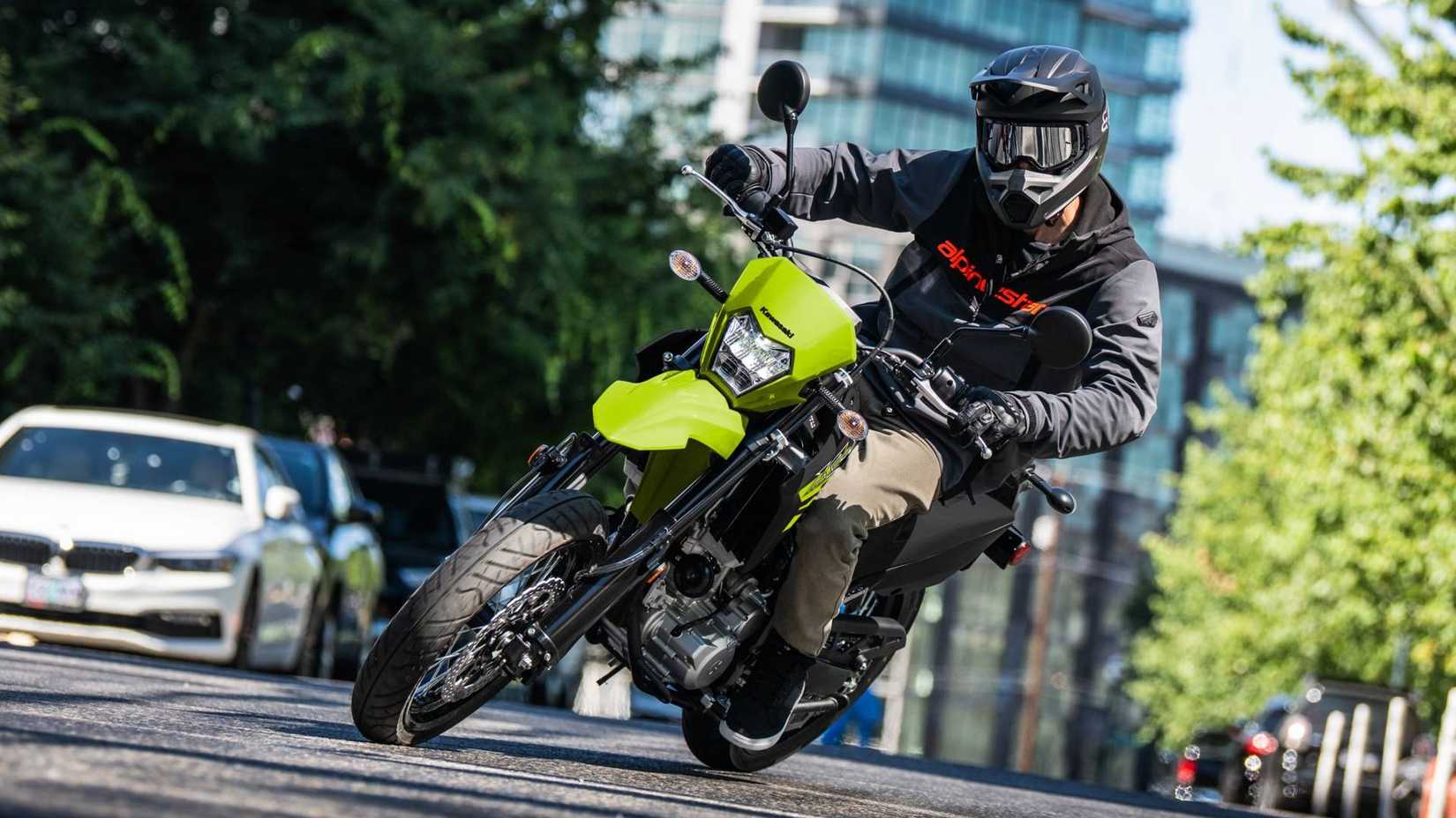 2026 Kawasaki KLX300SM virando à esquerda na cidade