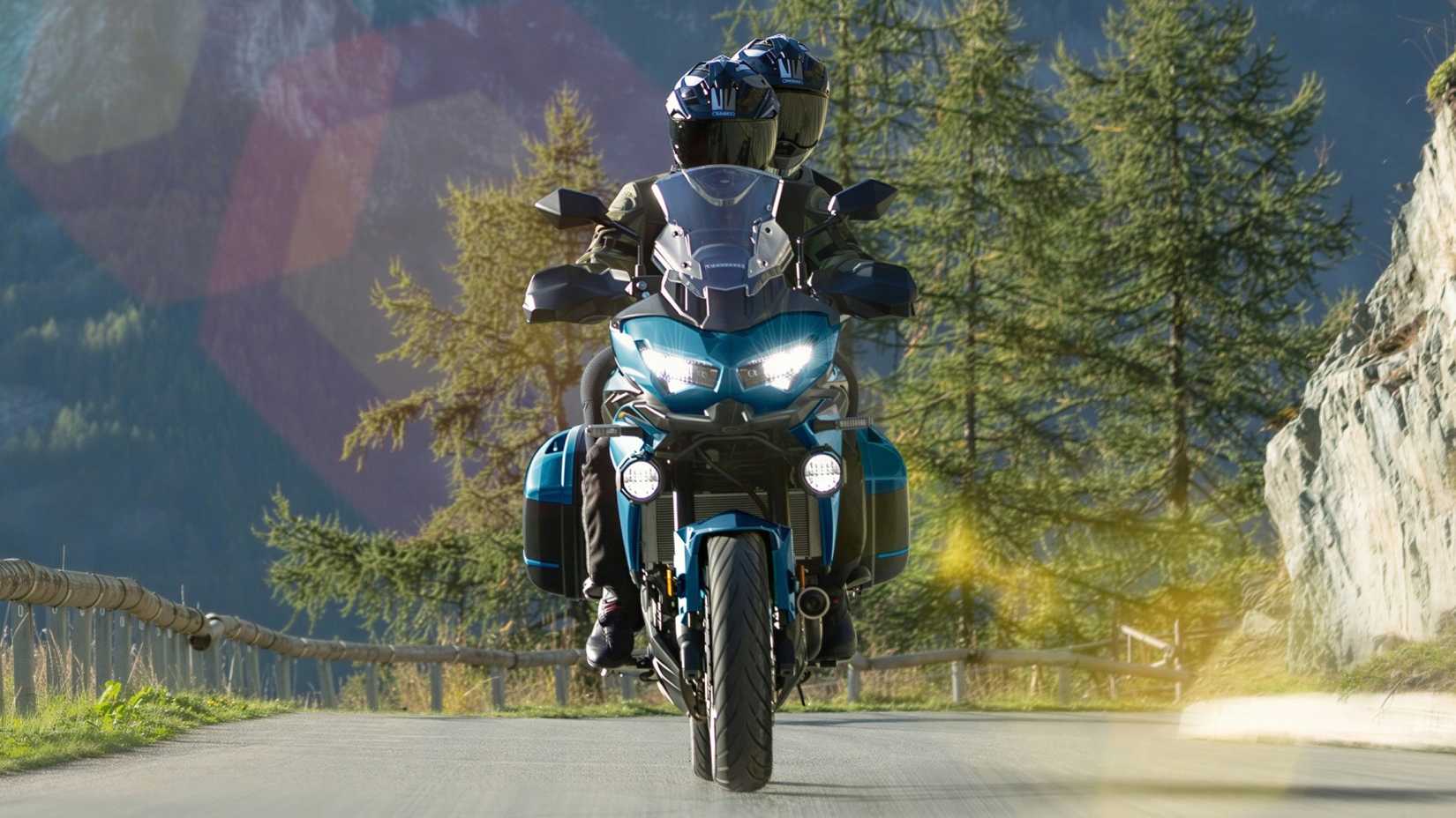 2026 Kawasaki Versys 650 com vista dianteira do painel frontal do passageiro e alforjes