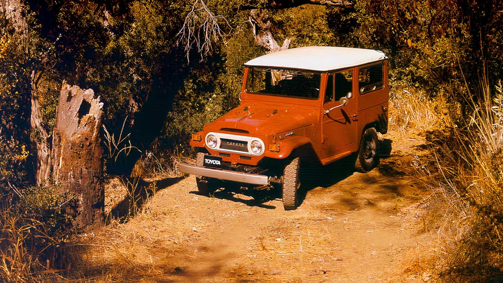 40-Series Toyota Land Cruiser Tackling A Trail
