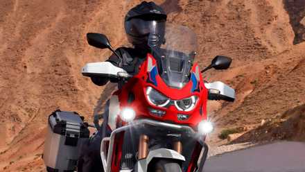 2026 Honda Africa Twin Adventure Sports ES em close-up em turnê