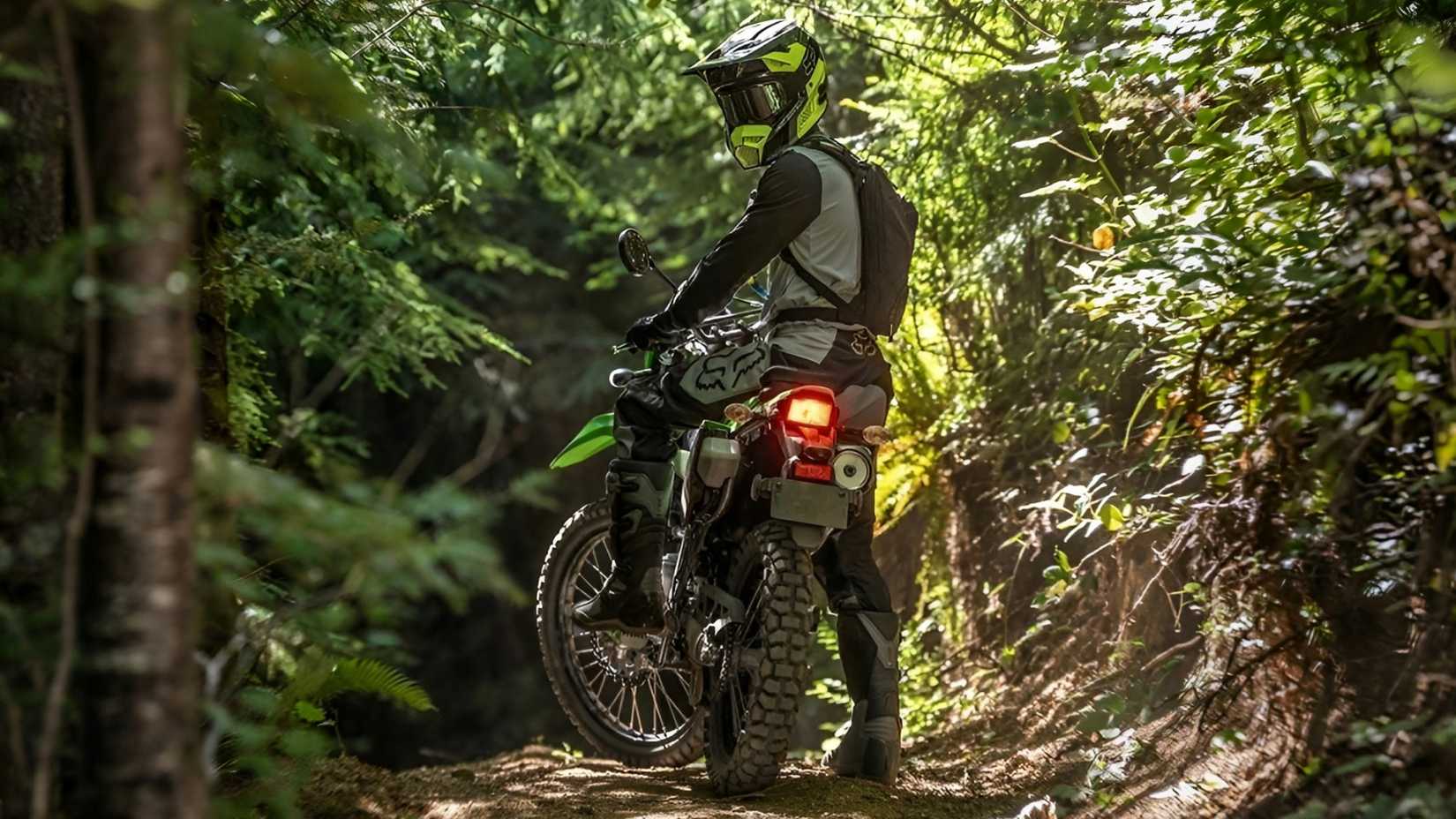 Vista traseira estacionada da Kawasaki KLX300 2026 em uma trilha na selva
