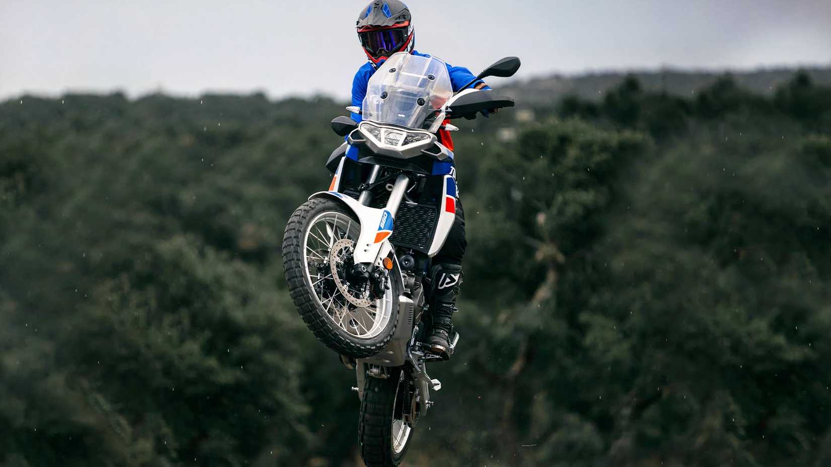 Piloto saltando na Aprilia Tuareg 660