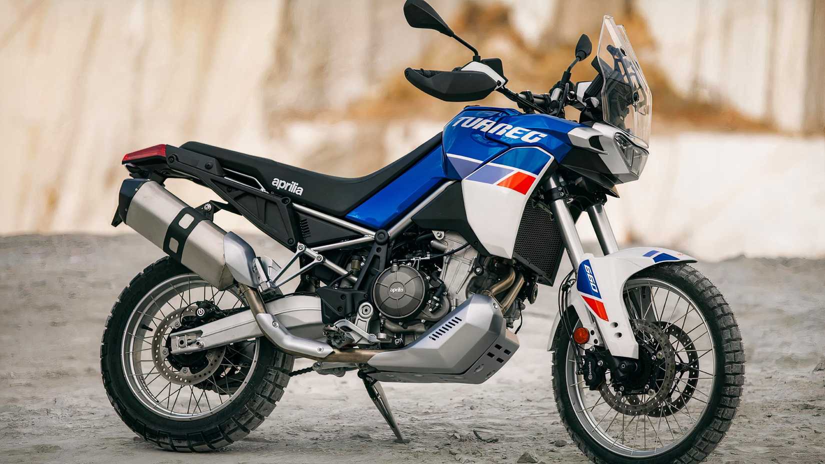 Aprilia Tuareg 660 estacionada fora da estrada
