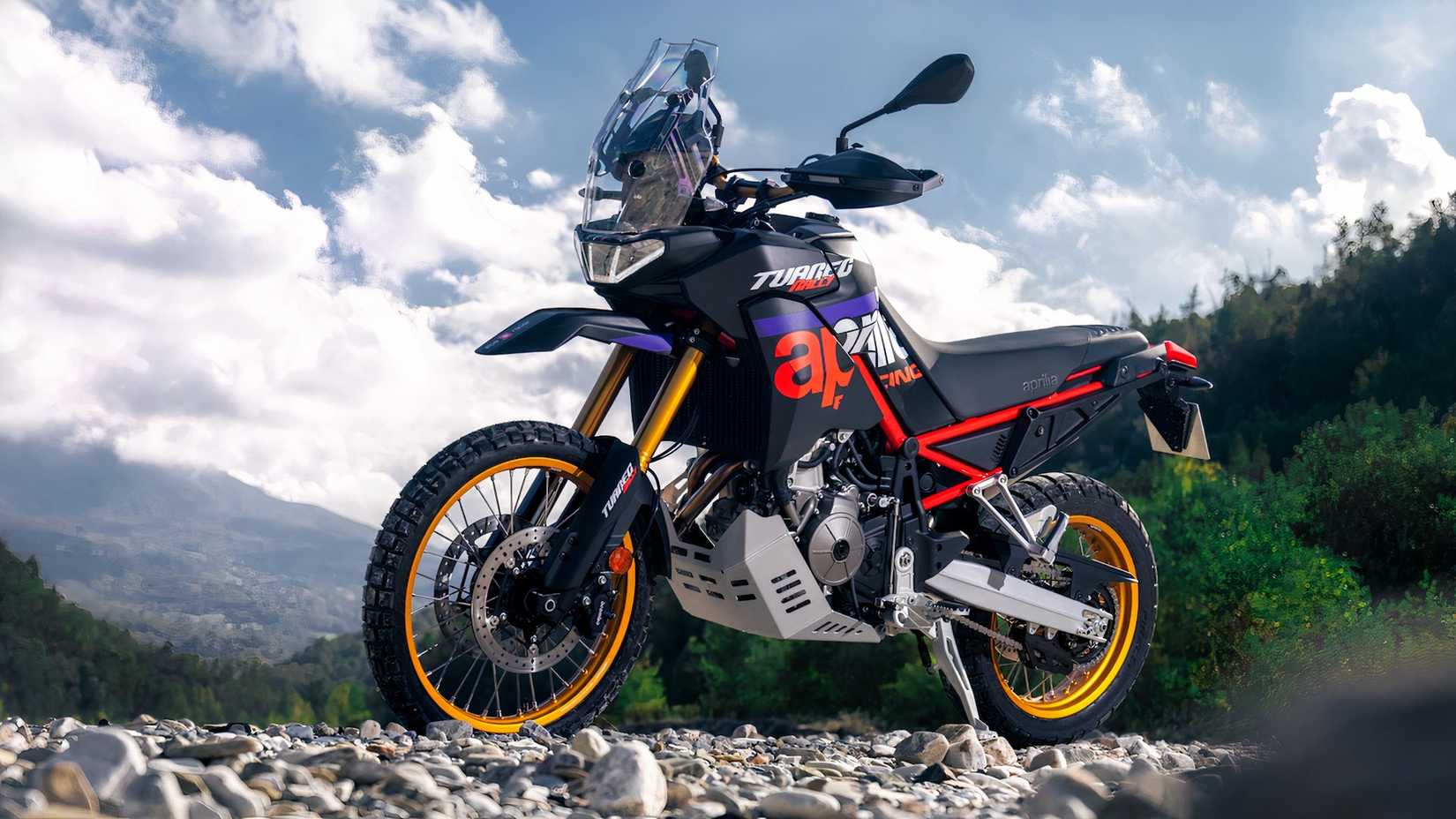 Aprilia Tuareg 660 Rally estacionado fora da estrada