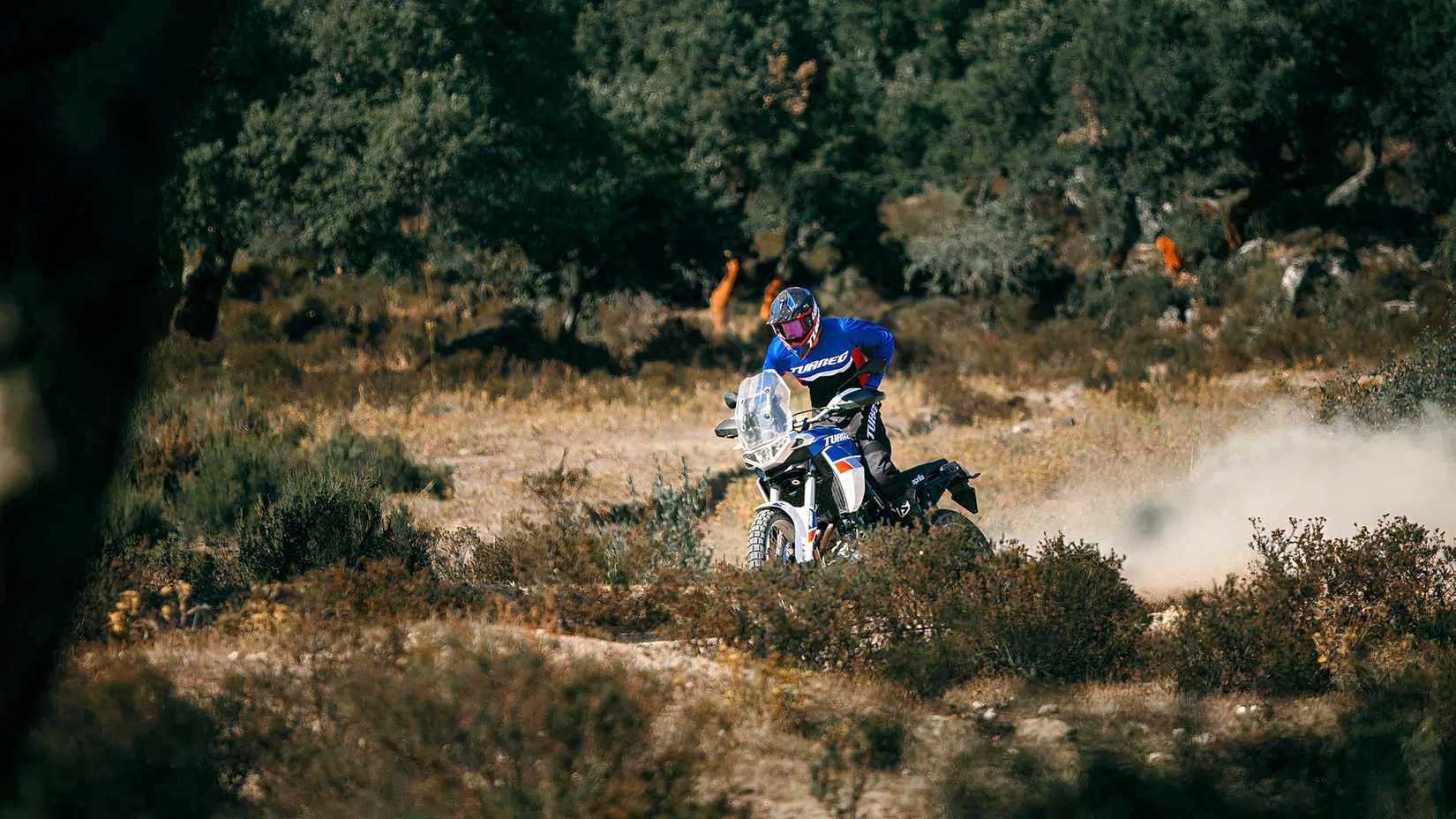 Foto de ação de uma Aprilia Tuareg 660 off-road