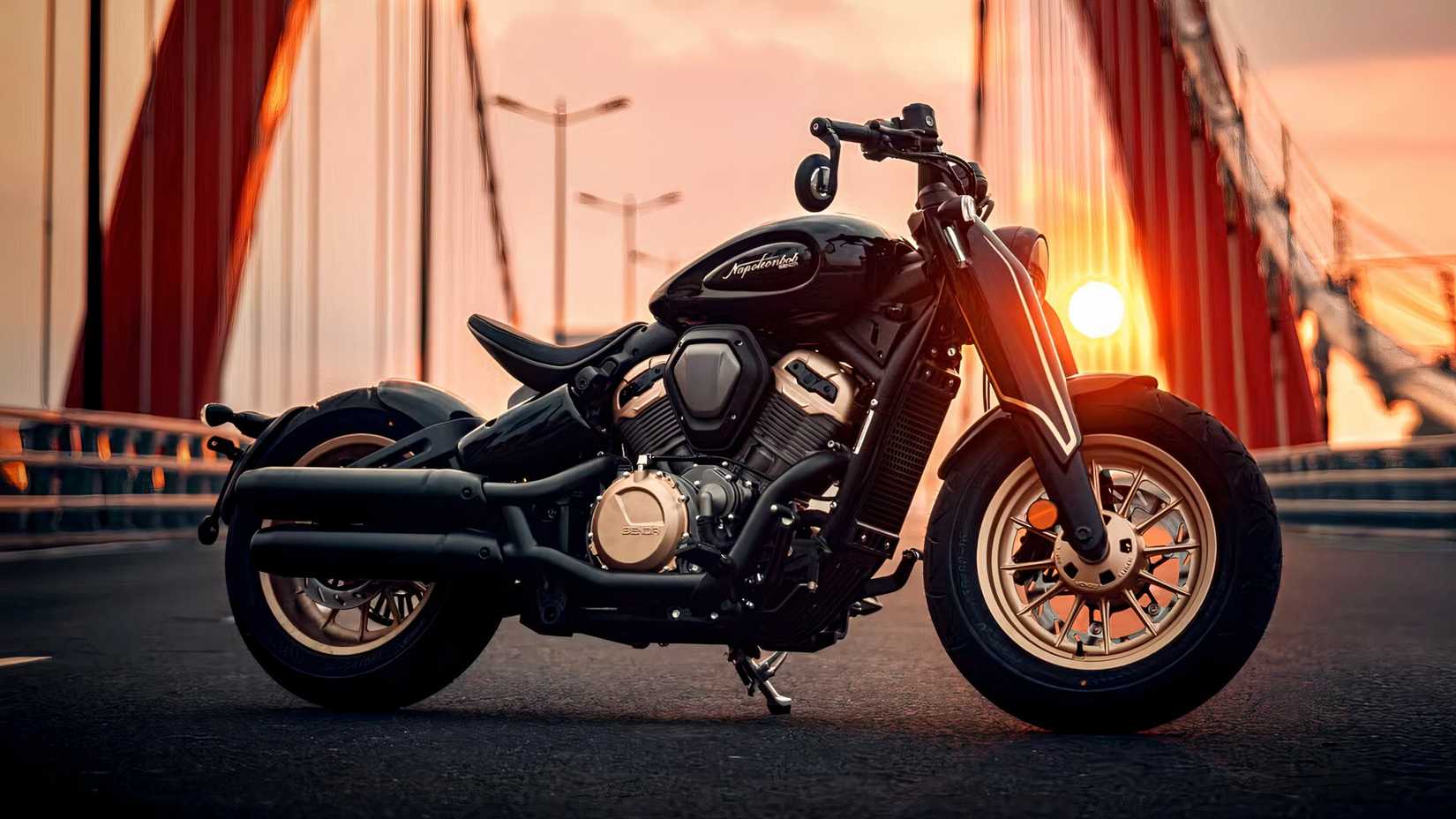 Foto do pôr do sol do Benda Napoleon Bob 500 em uma ponte