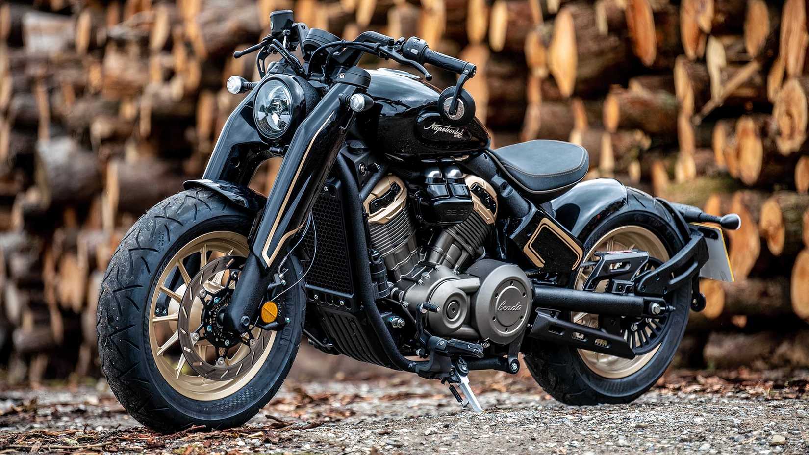 Black Benda Napoleon Bob 500 estacionado em uma superfície de cascalho