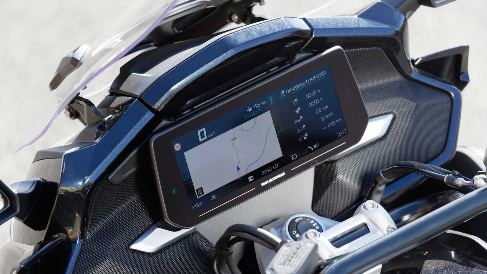 Uma foto detalhada do display TFT do BMW K 1600 Grand America