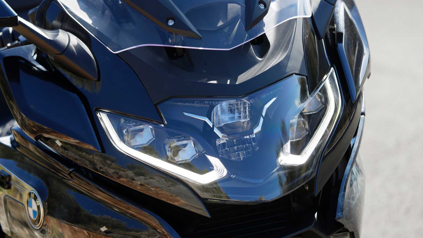 Um close do farol adaptativo do BMW K 1600 Grand America