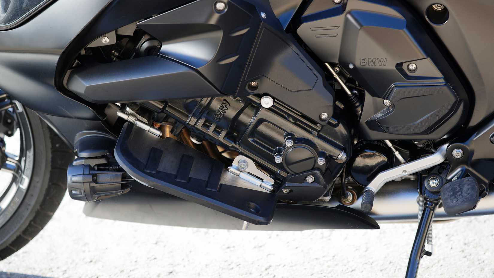 Uma foto detalhada do estribo do BMW K 1600 Grand America