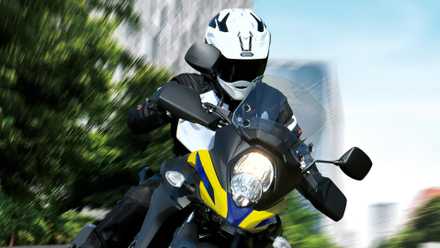 2026 Suzuki V-Strom 650XT em curva em close-up rápido