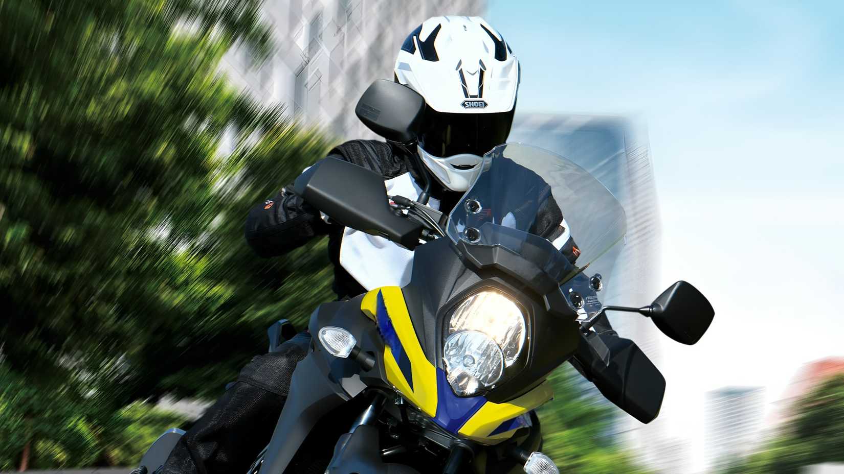 2026 Suzuki V-Strom 650XT em curva em close-up rápido