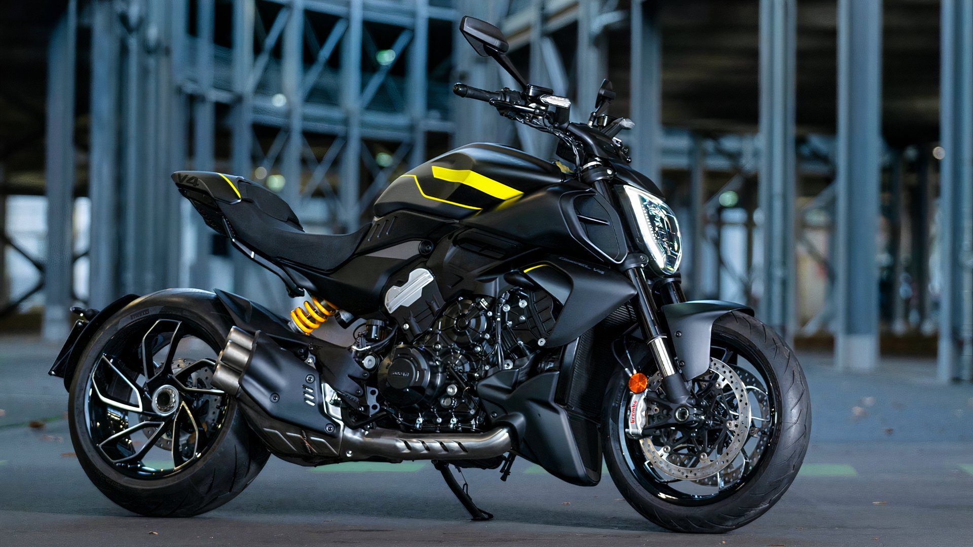 Ducati Diavel V4 - right side view