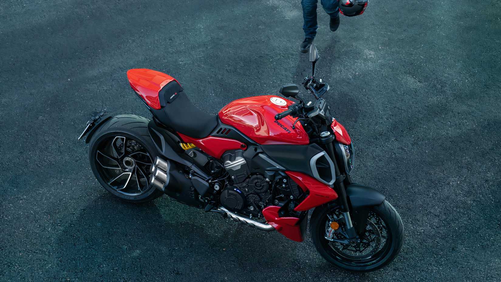 Foto superior de uma Ducati Diavel V4 vermelha