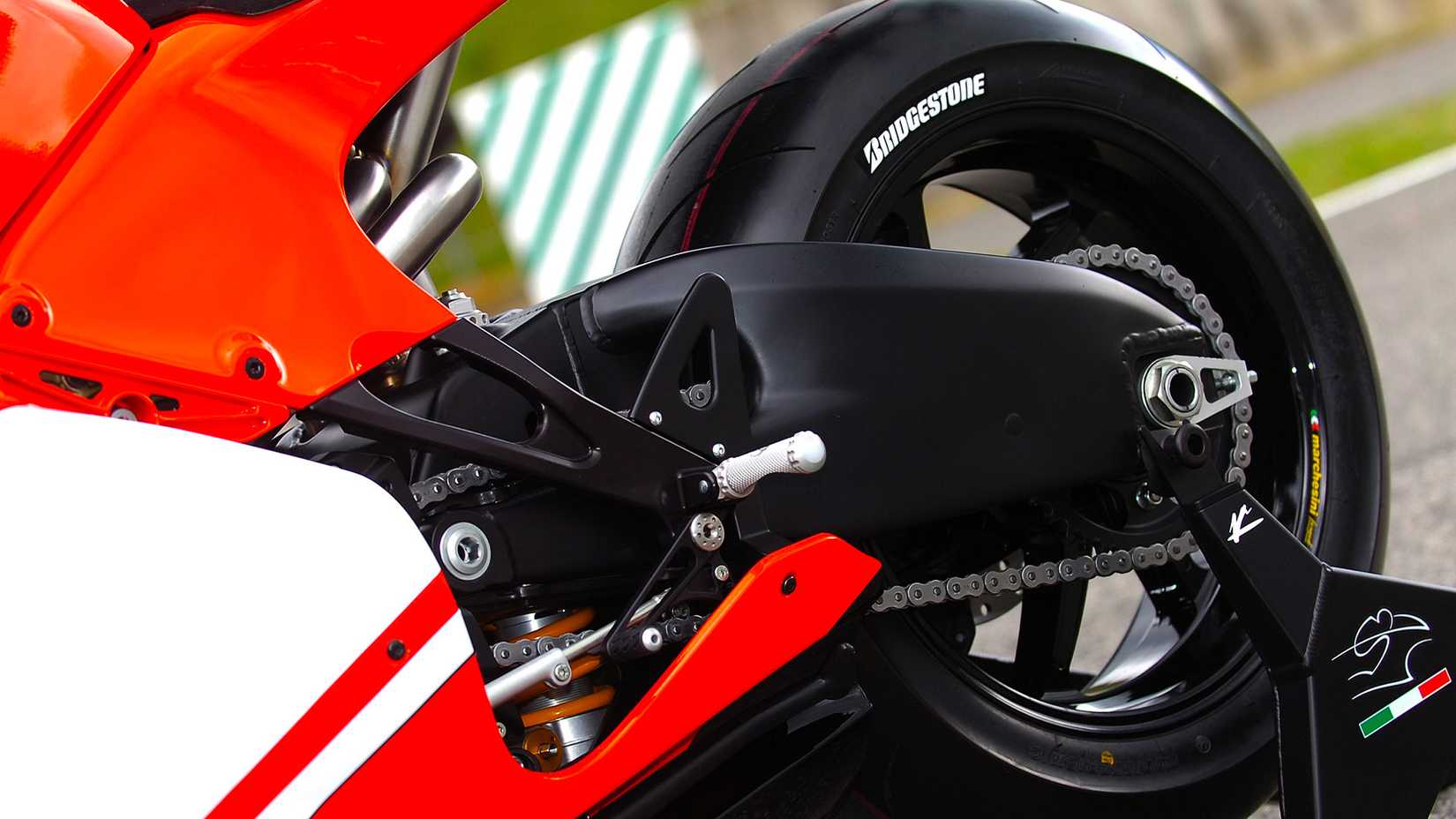 Foto em close do braço oscilante Ducati Desmosedici RR 2008