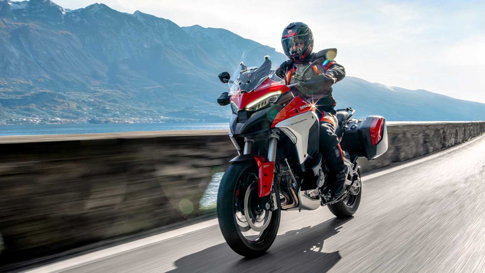 Ducati Multistrada V4 Rally andando em estradas costeiras