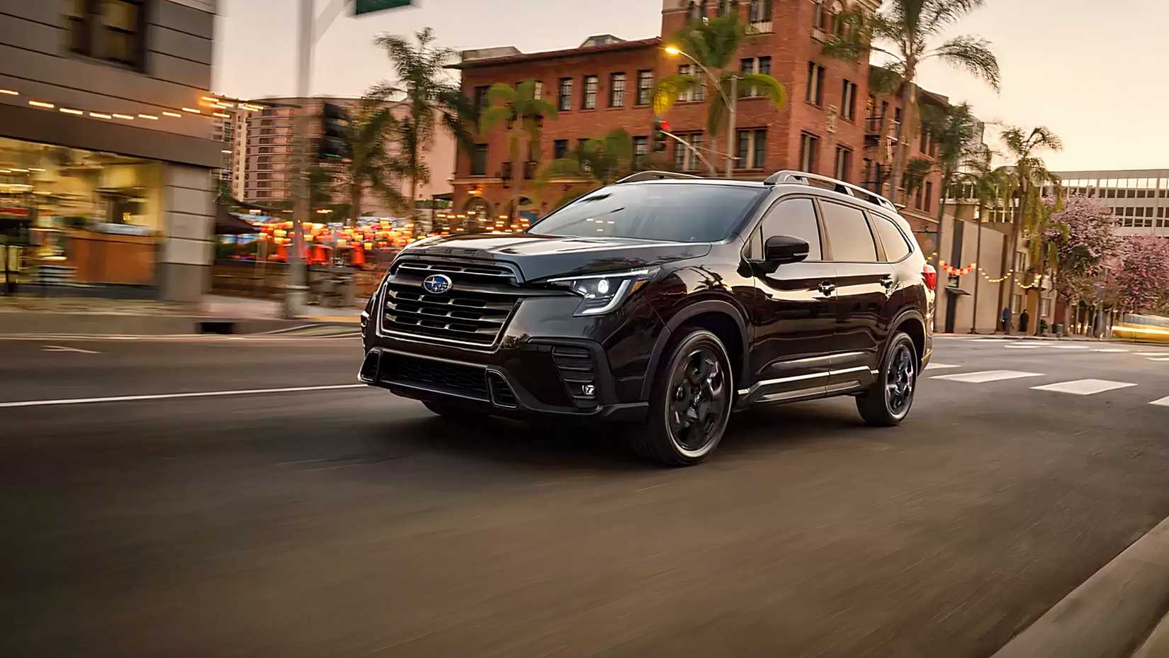 2026 Subaru Ascent preto dirigindo na cidade