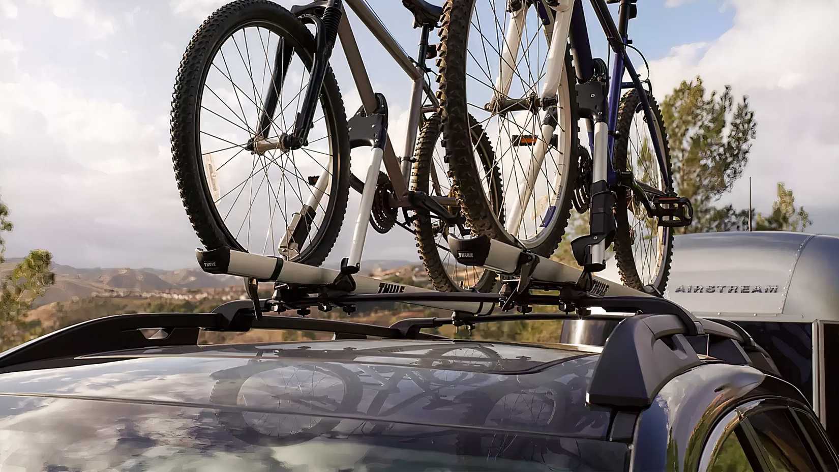 2026 Subaru Ascent demonstrando sua praticidade com rack de teto e engate de reboque