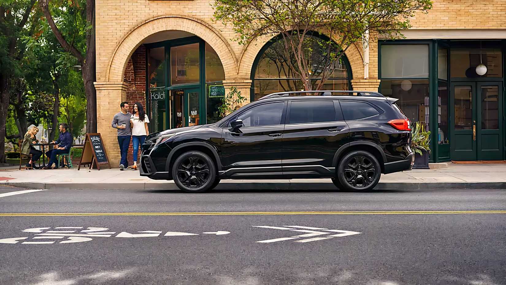 2026 Subaru Ascent preto estacionado na vista lateral da cidade
