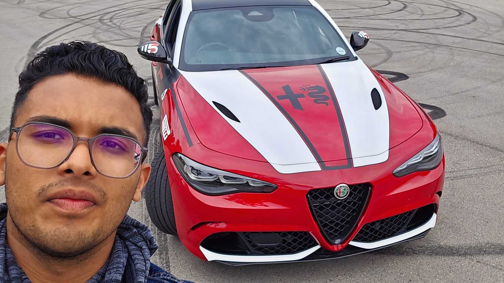 Prashirwin Naidu e 2025 Alfa Romeo Giulia Quadrofoglio em Rosso Red posaram