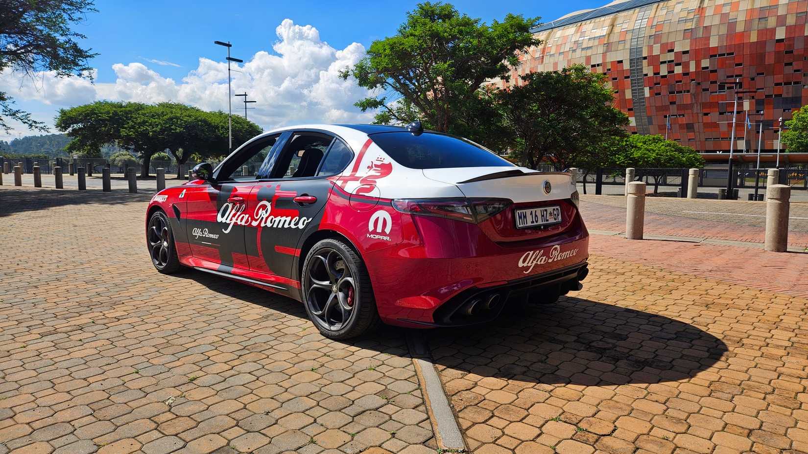 Foto traseira 2025 Alfa Romeo Giulia Quadrofoglio em Rosso Red com decalques adesivos