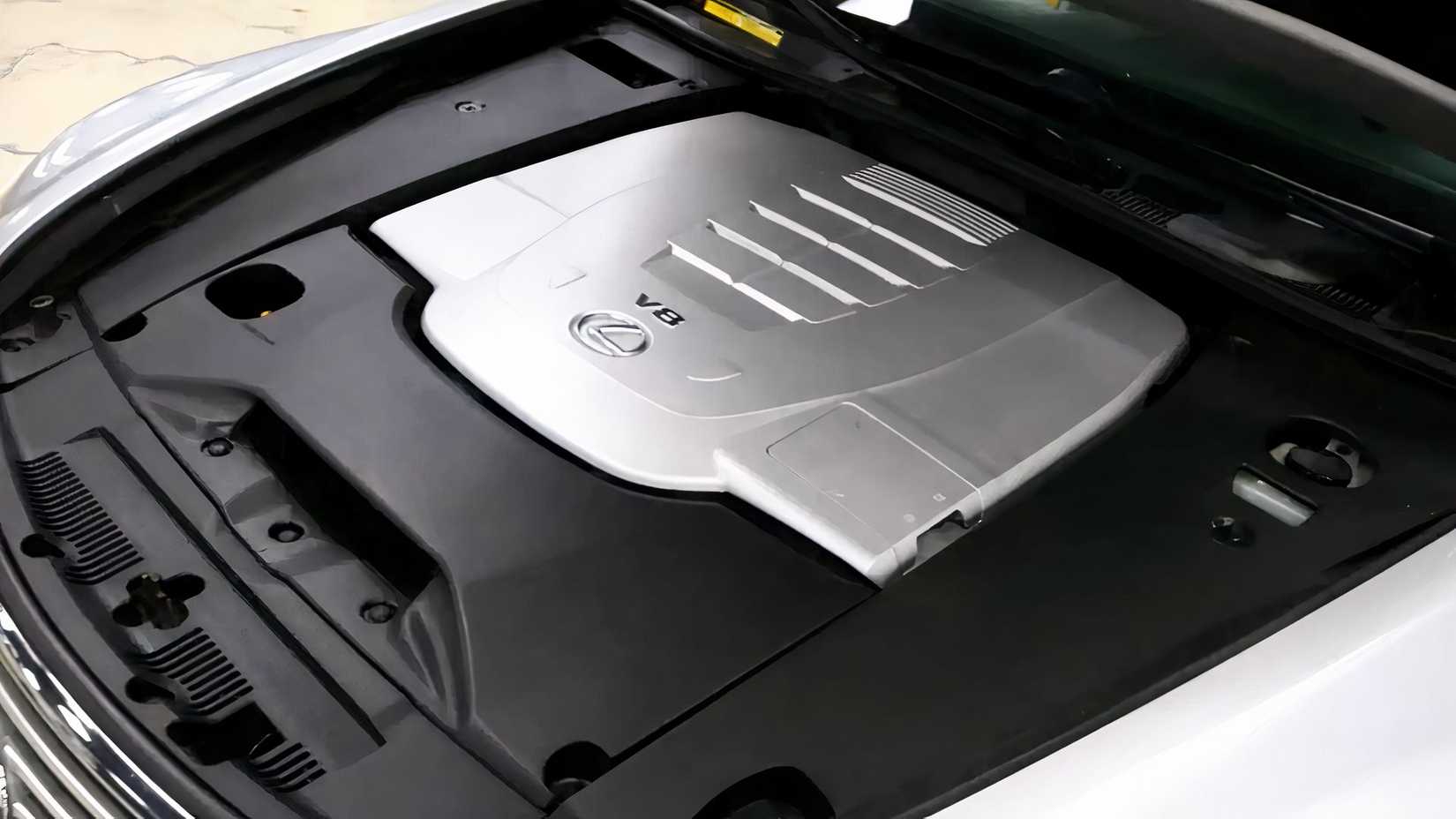 Foto aérea do compartimento do motor de um Lexus LS460