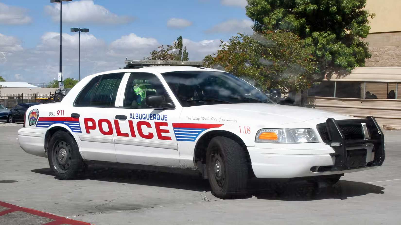 Foto frontal 3/4 de um Ford Crown Victoria Police Interceptor
