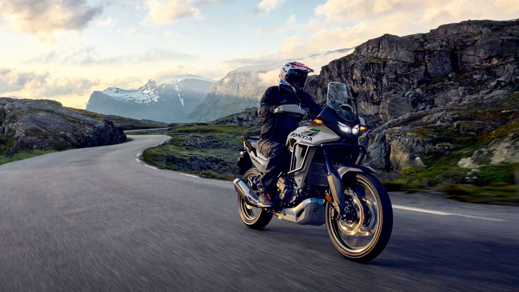 Cinza 2026 Honda Transalp E-Clutch andando nos Canyons