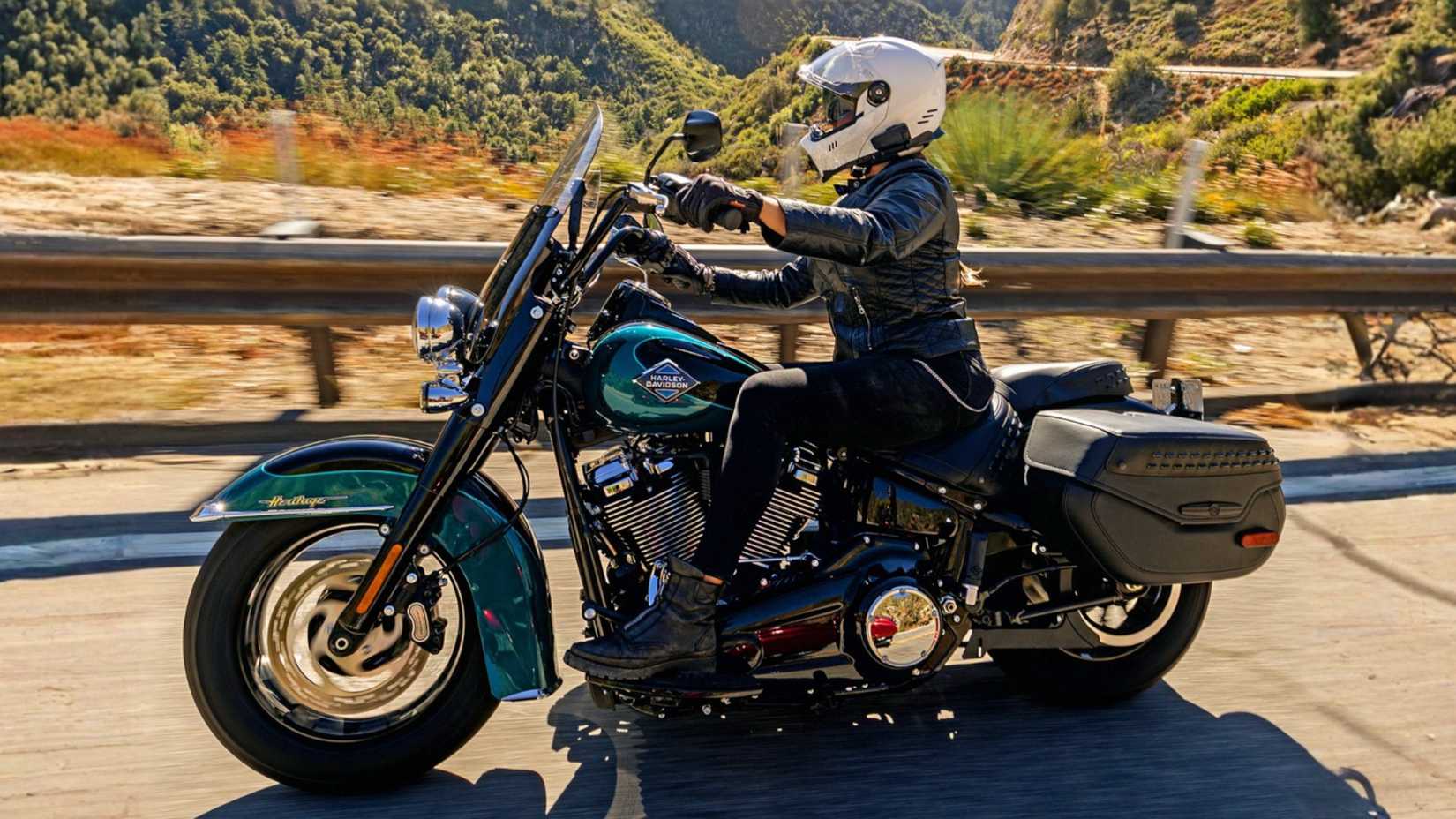 Piloto em uma Harley-Davidson Heritage Classic azul 2026
