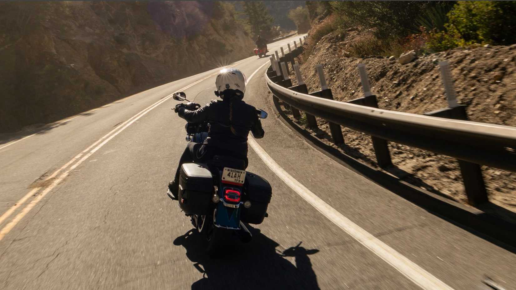 Piloto em uma Harley-Davidson Heritage Classic 2026 entrando em uma curva