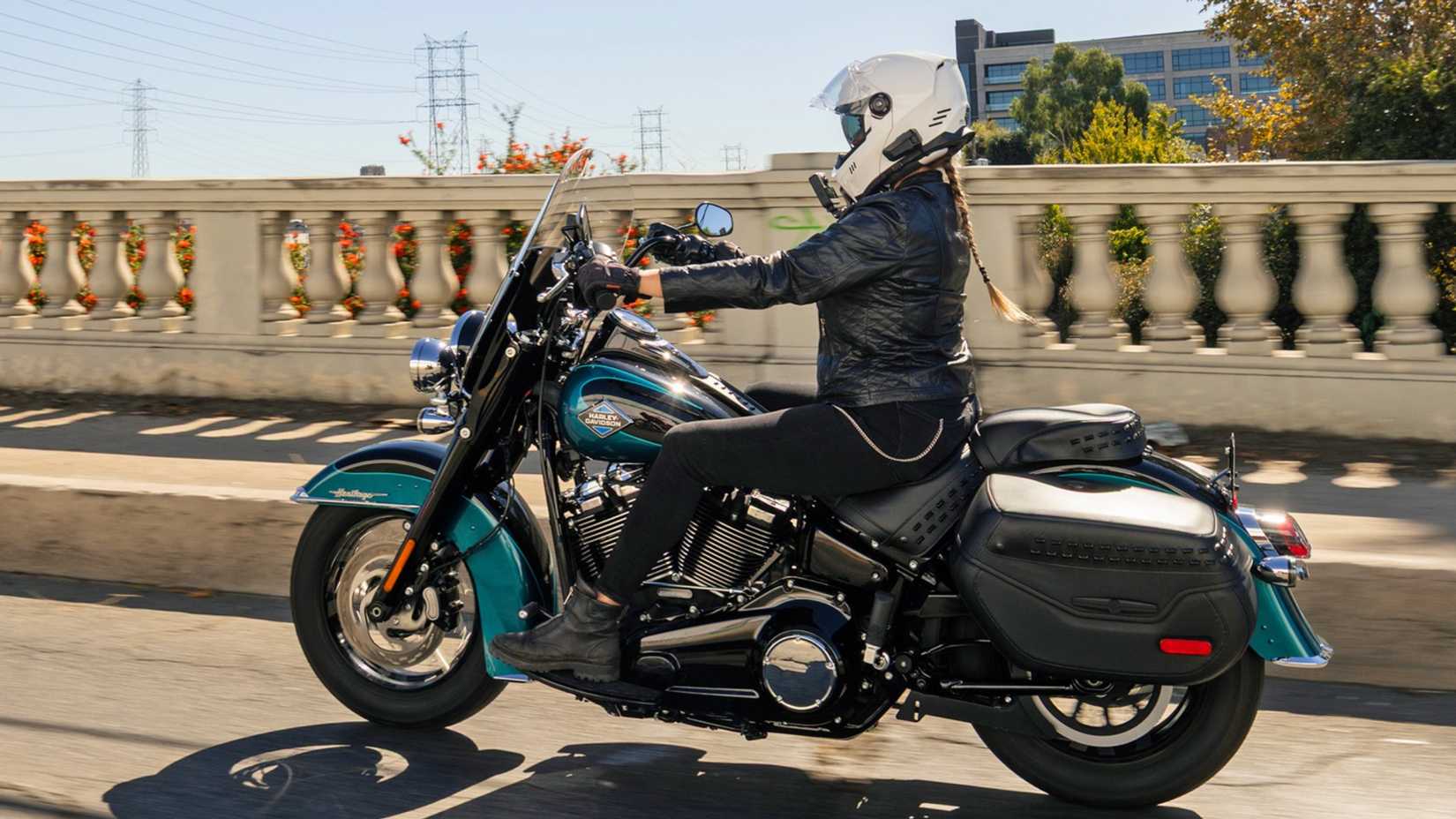 Piloto a bordo de uma Harley-Davidson Heritage Classic 2026